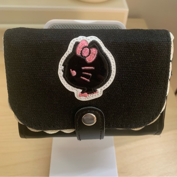 Hello Kitty Wallet - Picture 2 of 5